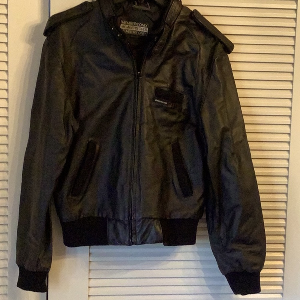Members Only vintage black leather jacket/ sz 42…read description
